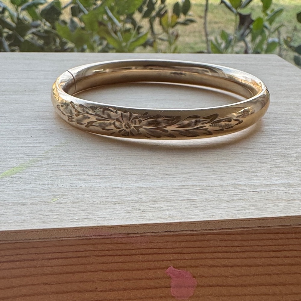 Elegant Gold Floral Bangle Bracelet